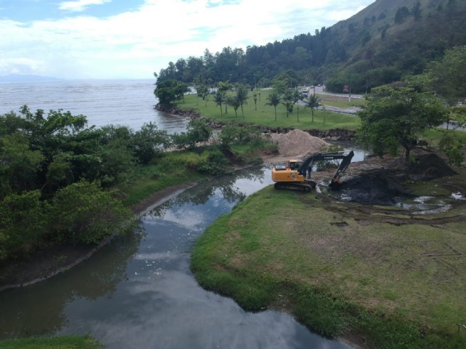 São Sebastião efetua desobstrução de bancos de areia na Enseada