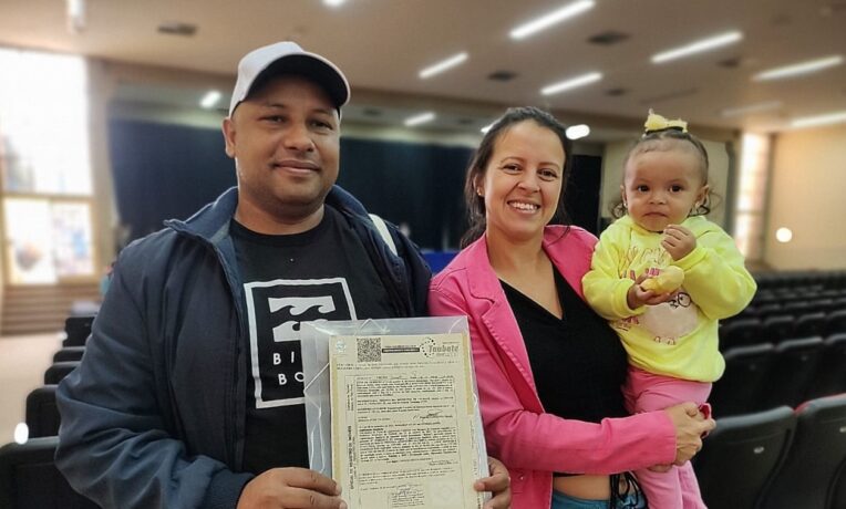 Taubaté entrega escrituras para moradores do município