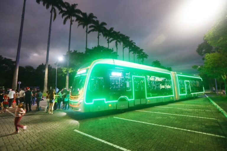 VLPs circulam iluminados pela Linha Verde de São José dos Campos