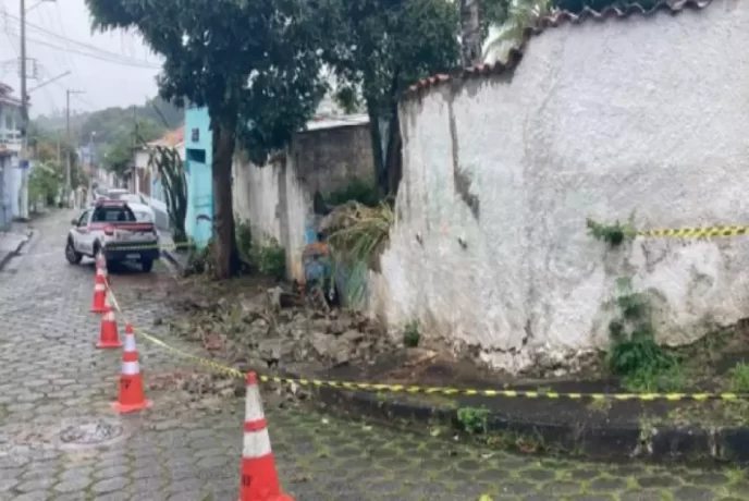 Muro desaba em São Sebastião após fortes chuvas com rajadas de vento