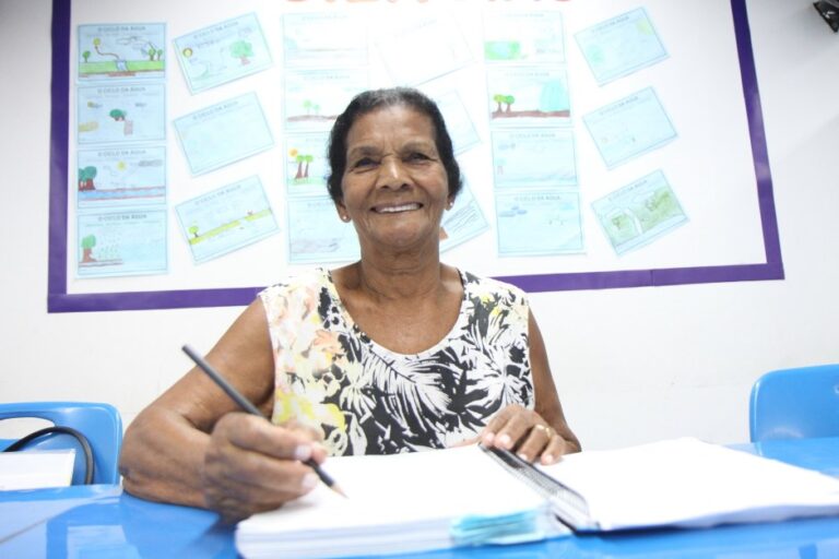 A EJA presencial é ofertada em 10 escolas municipais no período noturno; inscrições podem ser feitas diretamente na escola ou pelo 156 - Foto: Claudio Vieira/PMSJC