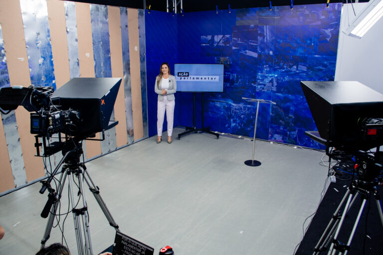 Francine Padilha apresenta programa o Ação Parlamentar, que vai ao ar todas às quintas. Foto: Cleverson Nunes/CMSJC ( FOTO AÇÃO PARLAMENTAR)