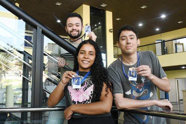 De outubro a novembro, 828 estudantes se inscreveram e 689 completaram a prova on-line.