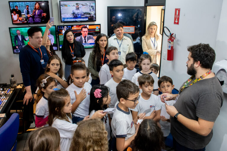 Os grupos percorrem os gabinetes parlamentares, as instalações da TV Câmara, a sala de transmissão, estúdio de Libras e conhecem o plenário.