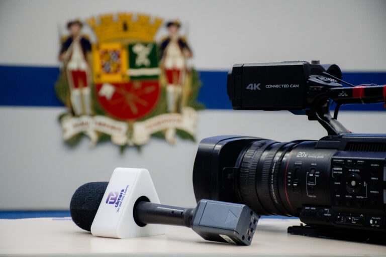 No Ação Parlamentar especial, vereadores fazem um balanço do mandato em 2023 e comentam expectativas para 2024 Durante o mês de janeiro, a TV Câmara exibe às terças e quintas-feiras, às 15h30, uma série de entrevistas com os vereadores de São José dos Campos. No Ação Parlamentar especial, eles falam sobre suas trajetórias de vida pública e atuação política, principais projetos de lei apresentados ou votados em 2023, comissões e frentes que integram e ações do mandato no ano passado, além de planos para 2024. A sequência das entrevistas gravadas segue a ordem alfabética. Na primeira, veiculada no dia 2 de janeiro, participaram os vereadores Amélia Naomi (PT) e dr. José Claudio (PSDB). No programa que foi no dia 4, os entrevistados foram os vereadores Dulce Rita (PSDB) e Fernando Petiti (MDB). Juliana Fraga (PT) e Juvenil Silvério (PSD) deram entrevista no dia 9 e no dia 11 foi a vez de Júnior da Farmácia (União) e Lino Bispo (PL). Os vereadores Marcão da Academia (PSD) e Marcelo Garcia (PTB) participaram no dia 16, Rafael Pascucci (PSD) e Renato Santiago (PSDB) no dia 18, Robertinho da Padaria (Cidadania) e Roberto do Eleven (PSDB) na terça (23) e os vereadores Rogério da Acasem (MDB) e Zé Luís (PSD) no dia 25. O Ação Parlamentar visa aproximar os munícipes do trabalho dos vereadores, por meio de projetos de lei em tramitação ou aprovados, e da atuação em comissões e frentes parlamentares temáticas. Também conta com um quadro dedicado a contar a história por trás do nome das ruas, avenidas, praças e prédios públicos da cidade, mas na série especial o programa todo é dedicado às entrevistas. Assista à TV Câmara pelo canal 12.3, 7 da Net, 9 da Vivo ou pelo Youtube, onde todo o conteúdo fica disponível para assistir quando quiser. LEGENDA: TV Câmara exibe em janeiro uma série de entrevistas com os vereadores. Foto: Cleverson Nunes/CMSJC