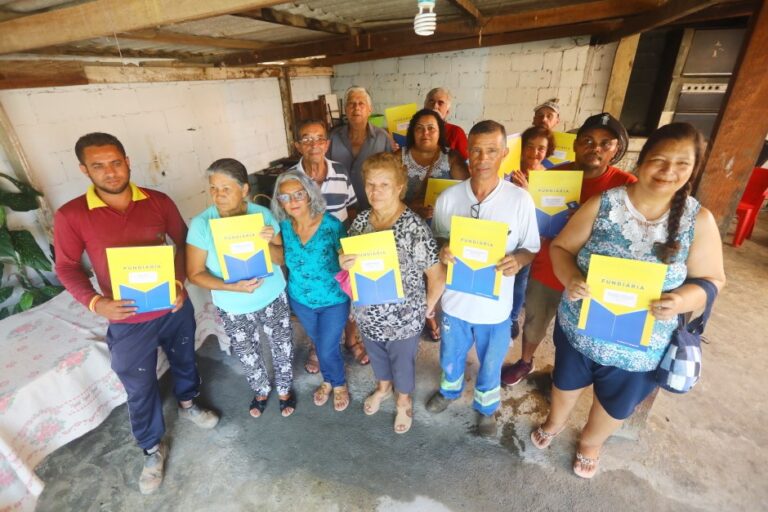 Moradores receberam no bairro o documento oficial de propriedade emitido pelo cartório - Foto: Claudio Vieira/PMSJC