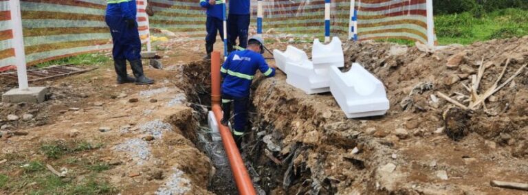 Meta Antecipada do Novo Marco do Saneamento As obras de água e esgoto em andamento em Caraguatatuba estão posicionando a cidade para ser uma das primeiras a alcançar a universalização antes mesmo do Estado de São Paulo. De acordo com o Novo Marco do Saneamento, 99% da população brasileira deve ter abastecimento de água e 90% coleta e tratamento de esgoto até 2033. São Paulo planeja antecipar essa meta para 2029, mas Caraguatatuba deve chegar lá em 2028. Investimentos e Iniciativas Graças a um contrato assinado em 2019 pelo prefeito Aguilar Junior, a continuidade das obras foi garantida, mesmo com o processo de desestatização da empresa responsável. Recentemente, foi anunciado o início das obras do Sistema de Esgotamento Sanitário do bairro Pegorelli, com um investimento de R$ 121,2 milhões, incluindo a instalação de 21,2 km de redes coletoras, oito estações elevatórias e 900 ligações domiciliares para beneficiar cerca de 4 mil pessoas. A Estação de Tratamento de Esgoto (ETE) do Indaiá também será ampliada. Outras Obras em Andamento Outras importantes obras estão em andamento no município, incluindo o Sistema de Esgotamento Sanitário Jaraguazinho, Martim de Sá, Jardim Terralão e Golfinhos (Fase I), com investimento de R$ 51,9 milhões e previsão de conclusão em outubro de 2025. Além disso, o Sistema de Esgotamento Sanitário Massaguaçu e Golfinhos II, com 61 km de redes coletoras e oito estações elevatórias, deve ser concluído em maio de 2026. O prefeito Aguilar Junior destacou: “Avançamos muito nesta questão do saneamento. Pegamos lá atrás uma escritura pública e hoje temos um contrato com previsão de chegar a universalização antes mesmo da previsão do Estado para 2029. As obras estão ocorrendo e vão beneficiar muito a população de Caraguatatuba.” Fonte de informação: Prefeitura de Caraguatatuba Tags: Caraguatatuba, saneamento, água e esgoto, Novo Marco do Saneamento, obras de infraestrutura, universalização