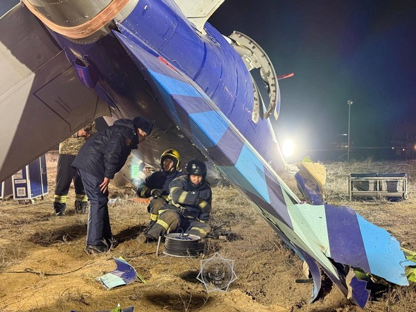 Investigação sobre Queda de Avião da Embraer no Cazaquistão Mobiliza Força Aérea Brasileira e Embraer Tragédia Aérea em Aktau Uma aeronave da Azerbaijan Airlines, fabricada pela Embraer, caiu nesta quarta-feira (25) perto da cidade de Aktau, no Cazaquistão, causando a morte de 38 das 67 pessoas a bordo. O voo partiu de Baku, capital do Azerbaijão, e tinha como destino a cidade de Grózni, na Rússia. Suporte Técnico Brasileiro Envolvimento do Cenipa A Força Aérea Brasileira enviou três investigadores do Centro de Investigação e Prevenção de Acidentes Aeronáuticos (Cenipa) para o Cazaquistão, com o objetivo de oferecer suporte técnico às investigações conduzidas pelas autoridades locais. Ajuda da Embraer O presidente da Embraer, Francisco Gomes Neto, informou que a fabricante brasileira também está oferecendo assistência técnica. Gomes Neto expressou choque com a notícia, reiterando que a segurança é a maior prioridade da empresa, e destacou o empenho em apoiar as autoridades competentes. Esforços para Esclarecer as Causas Míssil Russo Um sistema de defesa russo foi o responsável pela queda do avião Embraer E190 no Cazaquistão, afirmou a agência Reuters com base em quatro fontes da investigação sobre o caso e uma do governo dos Estados Unidos. Segundo a Reuters, quatro integrantes da investigação que está sendo feita pelo Azerbaijão, de onde o voo saiu, afirmaram à agência que um sistema de defesa russo fez disparos que atingiram o avião1. Na quarta-feira, quando a aeronave caiu, havia relatos de que drones militares ucranianos sobrevoavam a região onde houve a queda, perto do sul da Rússia. Sistema de Defesa Aéreo Segundo resultados preliminares da investigação, o avião foi atingido pelo sistema de defesa aéreo Pantsir-S, russo, disseram ainda as fontes à Reuters. Além do choque, o GPS do avião também foram paralisados por sistemas de guerra eletrônica na aproximação de Grozny, também de acordo com a agência1. Reações e Esclarecimentos As fontes afirmaram ainda que o ataque ao avião não foi intencional, e que militares russos achavam se tratar de drones ucranianos. Questionado sobre a hipótese, o vice-primeiro-ministro do Cazaquistão disse que seu governo "não confirma nem nega" que o míssil russo tenha sido a causa da queda1. Imagens do avião divulgadas na quarta-feira mostraram orifícios na cauda, e um site de monitoramento de voos indicou também que a aeronave sofreu interferência no GPS que a fez oscilar de altitude por mais de uma hora. Nenhum dos três países que investigam o caso — Rússia, Cazaquistão e Azerbaijão — haviam comentado a informação até a última atualização desta reportagem. Nesta manhã, o porta-voz do Kremlin disse que Moscou não vai especular e que esperará as conclusões de uma investigação própria1. Na quarta-feira, a Rússia chegou a dizer que o avião se chocou contra pássaros e, depois, que enfrentou forte neblina. Jorge Leal, que é engenheiro aeronáutico, piloto e professor da USP, afirma que é pouco provável que o avião tenha caído no Cazaquistão depois de se chocar com pássaros, como dizem autoridades russas. "Colisão com uma ave não derruba um avião, ele pode quebrar um motor, impactar no cockpit. É muito preliminar fazer qualquer tipo de especulação, vamos dizer, na medida que temos a indicação das autoridades locais ou de pessoas do Azerbaijão que parece que houve colisão com pássaro, dificilmente colisão com pássaro derruba avião", disse. O chefe do Parlamento do Cazaquistão, Ashimbayev Maulen, também afirmou nesta quinta-feira que as causas da queda seguiam desconhecidas, mas prometeu que nenhum dos três países ocultará informações. "Nenhum desses países está interessado em esconder informações. Todas as informações serão disponibilizadas ao público," afirmou Maulen. Fonte: g1 Vale do Paraíba e região Tags: Queda de Avião, Embraer, Azerbaijan Airlines, Cazaquistão, Investigação, Cenipa, Míssil Russo