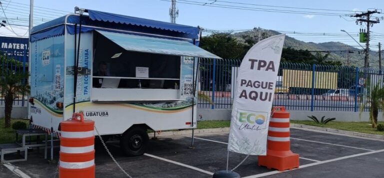Tribunal de Justiça Revoga Liminar e Permite Modificação no Uso da Taxa de Preservação Ambiental O Tribunal de Justiça acatou o recurso feito pela prefeitura de Ubatuba contra a decisão de primeira instância em Caraguatatuba, que havia concedido uma liminar suspendendo os efeitos da lei aprovada no dia 23 de dezembro. Essa lei permite que até 30% do valor arrecadado pelo município com a cobrança da TPA (Taxa de Preservação Ambiental) possa ser utilizado para outras finalidades. A liminar foi obtida através de um mandado de segurança impetrado pela Associação de Preservação do Meio Ambiente e da Vida - Tamoio de Ubatuba. A entidade alegou que não houve discussão suficiente com a população e que o projeto foi votado em regime de urgência às vésperas do Natal, além de não ter tramitado corretamente pelas comissões da Câmara Municipal, como a de Constituição e Justiça. Argumentos da Prefeitura A prefeitura argumentou que a intervenção do Judiciário no caso constituía uma ofensa ao princípio da separação dos poderes, considerando que se tratava de uma questão interna corporis das Casas Legislativas. Decisão do Desembargador O Desembargador Renato Delbianco, ao analisar o agravo apresentado pela prefeitura, concluiu que o projeto de lei havia, de fato, tramitado corretamente pela Comissão de Constituição e Justiça. Por essa razão, ele decidiu suspender a liminar. Com essa decisão, a Lei aprovada pelos vereadores de Ubatuba volta a ter validade, permitindo à prefeitura modificar a destinação de até 30% do valor arrecadado com a TPA sem necessidade de aprovação do Conselho Municipal de Meio Ambiente. Tags: Ubatuba, TPA, Tribunal de Justiça, Taxa de Preservação Ambiental, Lei Municipal, Recursos Judiciais