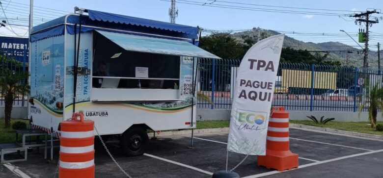 Tribunal de Justiça Revoga Liminar e Permite Modificação no Uso da Taxa de Preservação AmbientalO Tribunal de Justiça acatou o recurso feito pela prefeitura de Ubatuba contra a decisão de primeira instância em Caraguatatuba, que havia concedido uma liminar suspendendo os efeitos da lei aprovada no dia 23 de dezembro. Essa lei permite que até 30% do valor arrecadado pelo município com a cobrança da TPA (Taxa de Preservação Ambiental) possa ser utilizado para outras finalidades.A liminar foi obtida através de um mandado de segurança impetrado pela Associação de Preservação do Meio Ambiente e da Vida - Tamoio de Ubatuba. A entidade alegou que não houve discussão suficiente com a população e que o projeto foi votado em regime de urgência às vésperas do Natal, além de não ter tramitado corretamente pelas comissões da Câmara Municipal, como a de Constituição e Justiça.Argumentos da PrefeituraA prefeitura argumentou que a intervenção do Judiciário no caso constituía uma ofensa ao princípio da separação dos poderes, considerando que se tratava de uma questão interna corporis das Casas Legislativas.Decisão do DesembargadorO Desembargador Renato Delbianco, ao analisar o agravo apresentado pela prefeitura, concluiu que o projeto de lei havia, de fato, tramitado corretamente pela Comissão de Constituição e Justiça. Por essa razão, ele decidiu suspender a liminar.Com essa decisão, a Lei aprovada pelos vereadores de Ubatuba volta a ter validade, permitindo à prefeitura modificar a destinação de até 30% do valor arrecadado com a TPA sem necessidade de aprovação do Conselho Municipal de Meio Ambiente.Tags:Ubatuba, TPA, Tribunal de Justiça, Taxa de Preservação Ambiental, Lei Municipal, Recursos Judiciais