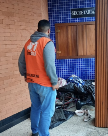 Ações visam garantir proteção social e dignidade à população vulnerávelAtuação da Secretaria de Desenvolvimento e Inclusão SocialA Prefeitura de Ilhabela, por meio da Secretaria de Desenvolvimento e Inclusão Social, vem intensificando as ações de abordagem e acolhimento temporário das pessoas em situação de rua no município. O objetivo é acolher essa população e identificar as necessidades para garantir a proteção social de pessoas e famílias em risco.Papel da Casa de PassagemA Casa de Passagem presta serviço junto à comunidade com cuidado humanizado, garantindo os direitos, fortalecendo vínculos e recuperando indivíduos que por muitas vezes são invisíveis para a sociedade. A organização oferece abordagem social e acolhimento temporário e emergência para pessoa em situação de rua e vulnerabilidade social. No caso de ocorrências com residentes em Ilhabela, estes são encaminhados de volta para suas famílias, bem como ofertado os encaminhamentos necessários. Ocorrendo casos de suspeita, agressão, furto ou vandalismo, a orientação é acionar a Polícia Militar pelo número 190.Campanha de conscientizaçãoParalelo às ações, a Prefeitura de Ilhabela trabalha com a campanha “Não dê esmolas. Dê dignidade”, que conta com o apoio da população, orientando a indicar a Casa de Passagem, que atende 24h pelo telefone (12) 3895-6400 ou pelo WhatsApp (12) 99643-9432.Fonte: Assessoria de Imprensa da Prefeitura de IlhabelaTags: Ilhabela, Inclusão Social, Situação de Rua, Acolhimento, Casa de Passagem, Dignidade