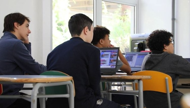 Sesi Abre 368 Vagas em Curso Gratuito de Robótica para Estudantes da Rede PúblicaOportunidades de Cursos Gratuitos de RobóticaInscrições Abertas em São José dos Campos e JacareíO Serviço Social da Indústria (Sesi) abriu inscrições para 368 vagas em cursos gratuitos de robótica em São José dos Campos e Jacareí. As vagas são voltadas para estudantes da rede pública com idades entre 8 e 15 anos. Em São José dos Campos, são 278 vagas disponíveis, divididas entre os dois módulos do curso. Já em Jacareí, são 90 vagas para o módulo I.Processo de InscriçãoAs inscrições para a primeira etapa dos cursos em São José dos Campos podem ser feitas online até o dia 30 de janeiro. Em Jacareí, os prazos variam de acordo com as turmas. Para o módulo II, as inscrições são presenciais.Informações AdicionaisEsses cursos são uma excelente oportunidade para jovens interessados em tecnologia e robótica. As aulas proporcionarão aprendizado prático e teórico, preparando os estudantes para desafios futuros.Fonte: g1 Vale do Paraíba e RegiãoTags: robótica, Sesi, cursos gratuitos, São José dos Campos, Jacareí, estudantes da rede pública