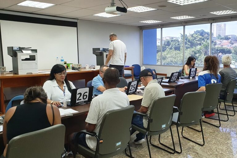 Os postos de protocolo, como o Paço Municipal, atendem os contribuintes para emisão da 2ª via do imposto - Foto: PMSJC