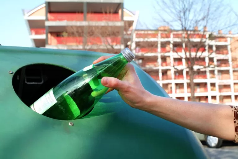 Regiões de bares e restaurantes e PEVs irão receber contentores verdes para reciclagem de vidros - Foto: Divulgação